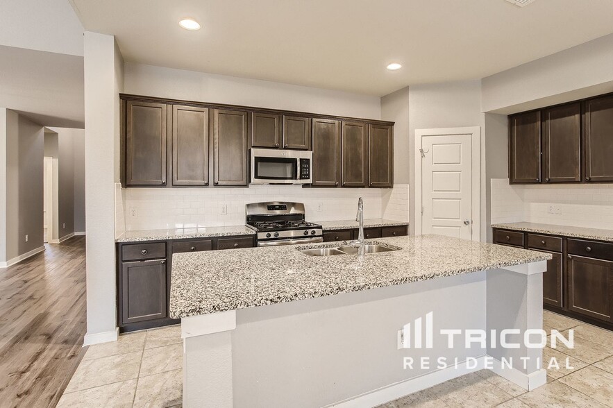 Building Photo - 1620 Village Creek Dr