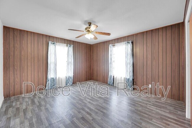 Building Photo - 810 S 16th 1/2