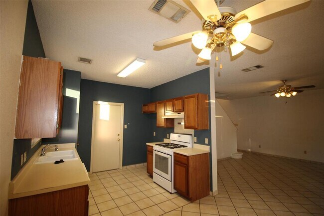 Building Photo - 8622 Piney Creek Bend