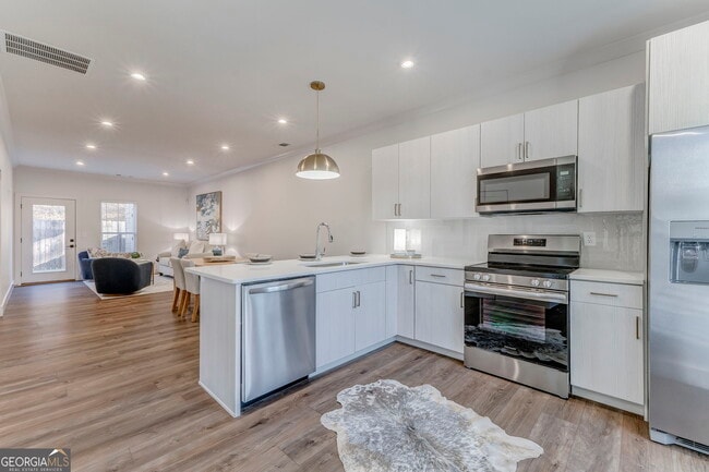 Building Photo - 77 Chateau Dr SE