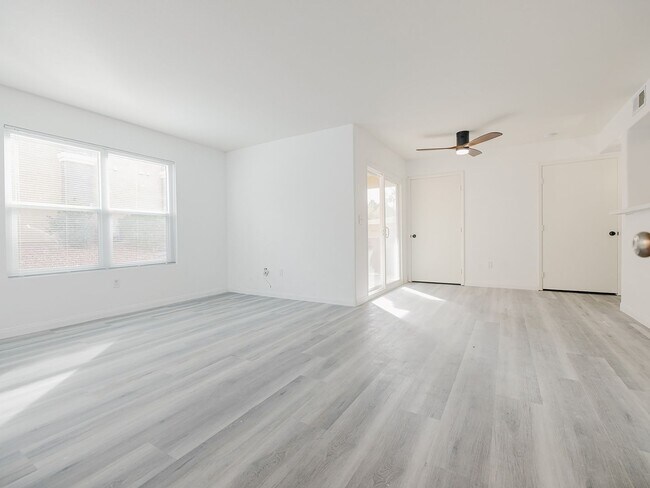 Building Photo - 2 Bedroom, 2 Full Bath Newly Renovated Con...