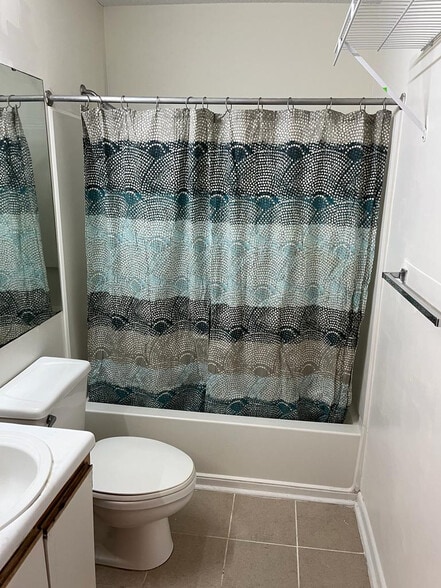 Building Photo - Room in Condo on Collegiate Cir