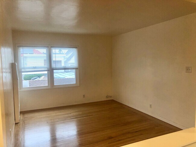 Building Photo - Remodeled top floor 1 Bd with hardwood flooring and spacious modern kitchen!