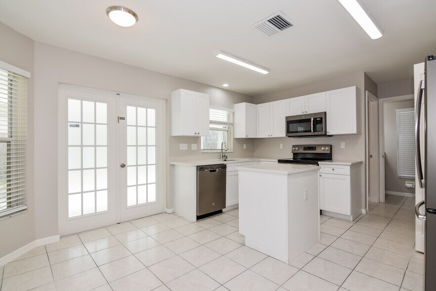 Building Photo - 2325 Kenwick Dr