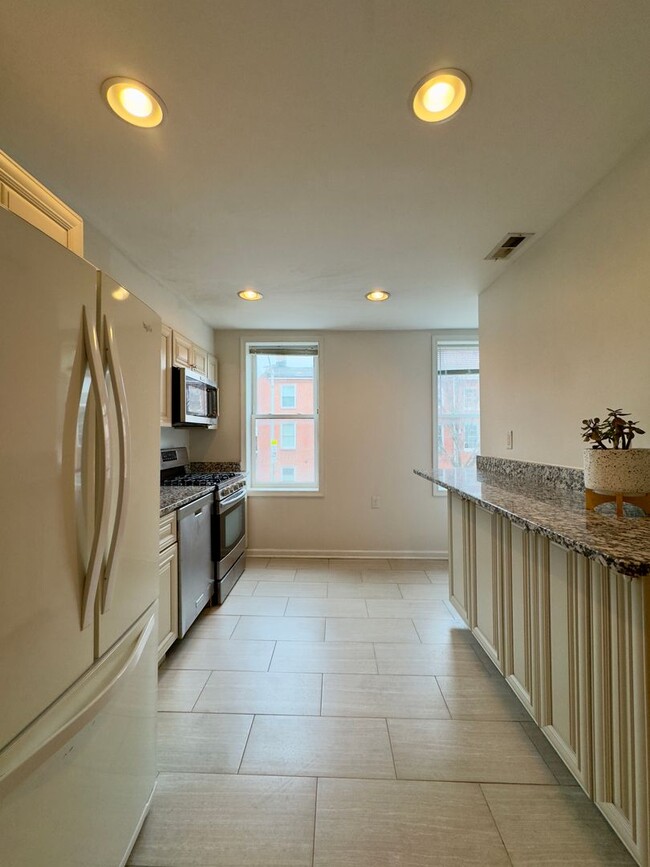 Building Photo - Apartment in Upper Fells Point!
