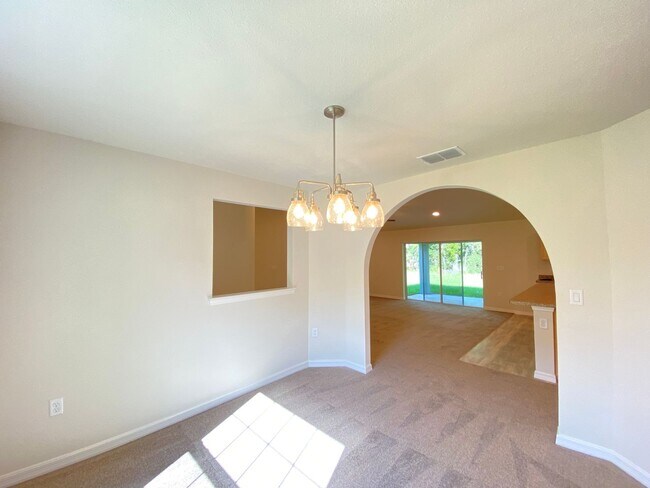 Building Photo - Great new rent on 4/2! Desirable SW Ocala Neighborhood 4/2/2 *WON'T LAST*