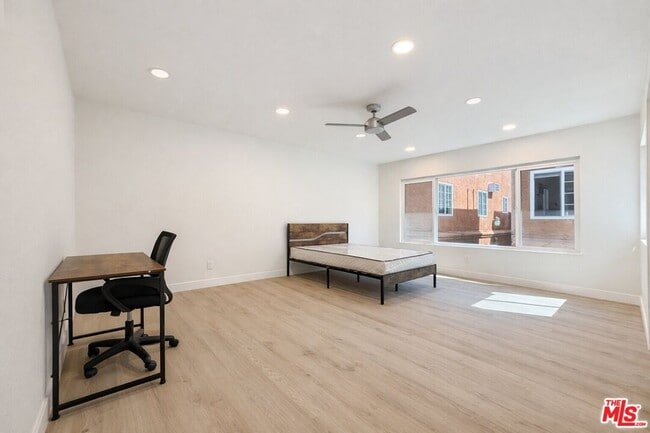 Building Photo - 1189 W 36th Pl