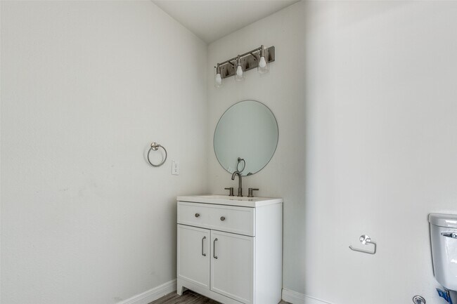 Building Photo - 5874 Belcrest St