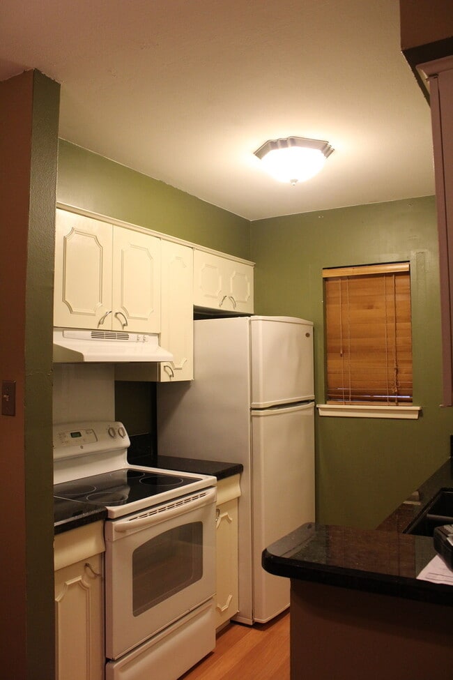 Building Photo - *COMING SOON* Upstairs Condo with Premium Amenities & Hardwood Floors!