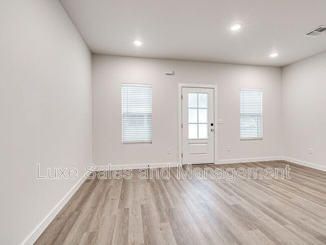 Building Photo - 610 W 2nd St