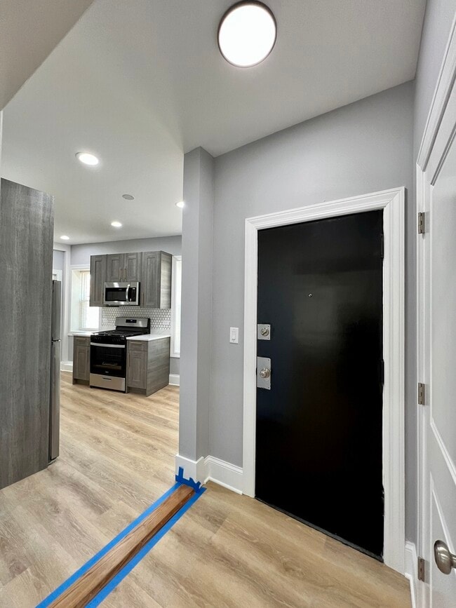 Building Photo - 1701 W Albion Ave