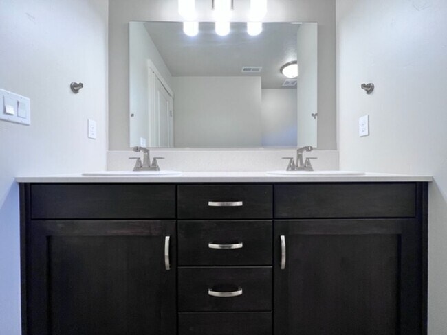 Building Photo - Beautiful Home in Meridian! Solar Power and Landscaping included.
