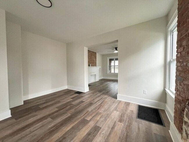Building Photo - 927 S Champion Ave