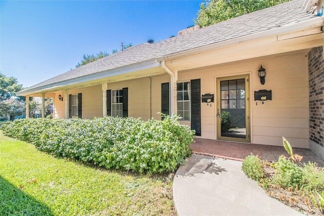 Primary Photo - Amazing 2 Bed, 1.5 Bath- Half of Duplex Av...