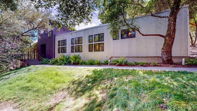 Building Photo - 812 Leslie Rd