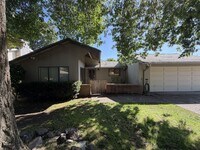 Building Photo - 5220 SE 33rd Pl