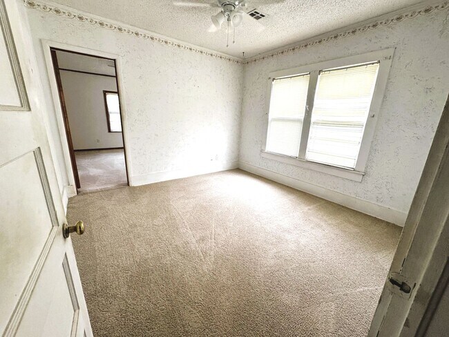 Building Photo - 3 Bedroom 1.5 Bath home w/fenced yard