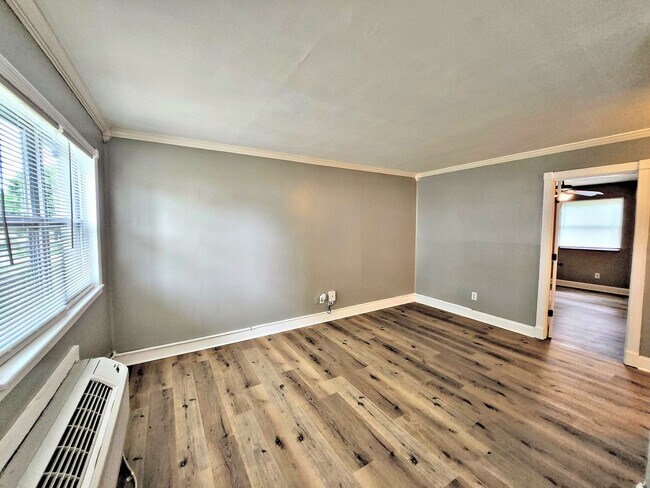 Building Photo - 1504 Oakwood Ave NE