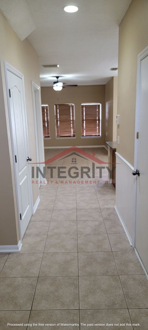 Building Photo - 3 bed/2.5 bath in Brighton Park