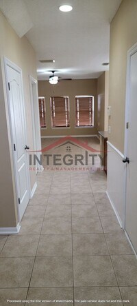 Building Photo - 3 bed/2.5 bath in Brighton Park