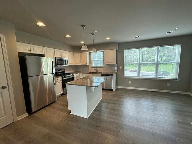 Primary Photo - 115 High Pointe Dr