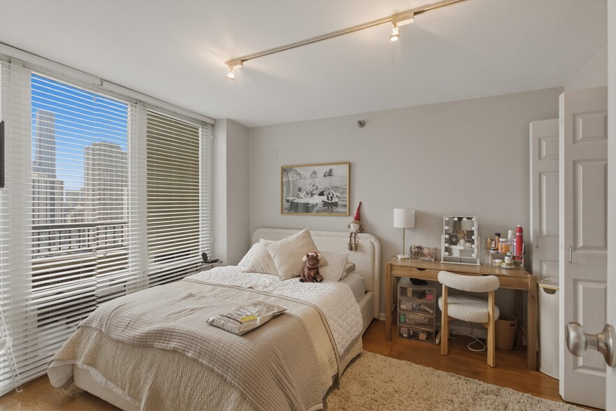 Building Photo - 345 N La Salle Dr