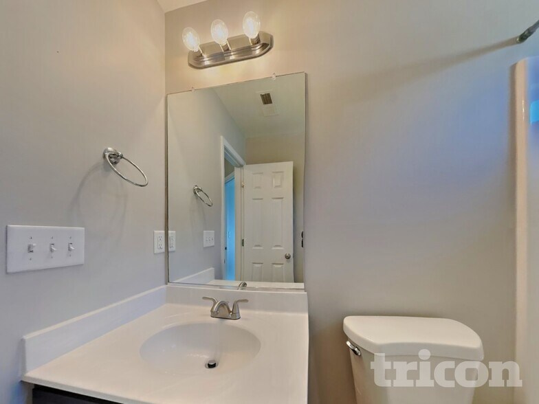 Building Photo - 1655 Crestlawn Tl