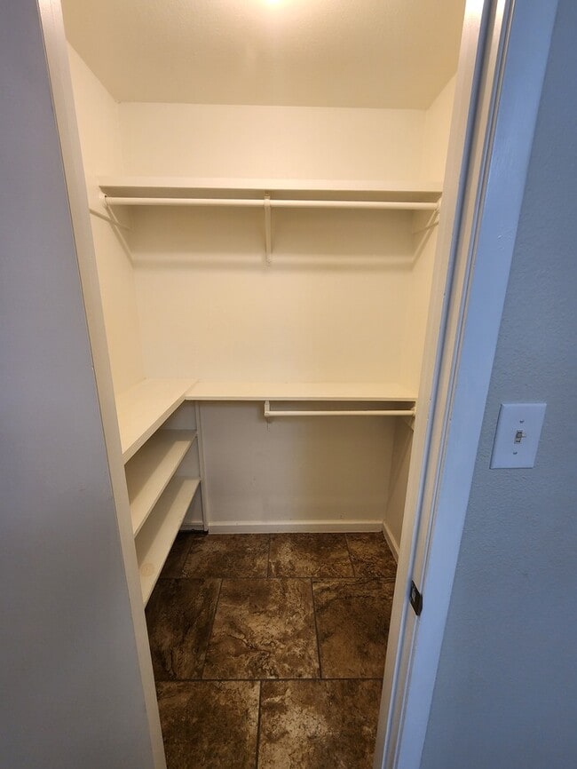 Building Photo - 4 bed 2 1/2 bath home, 2 car garage!