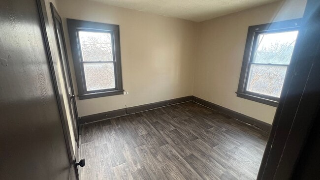 Building Photo - 2421-2423 W Finn Pl