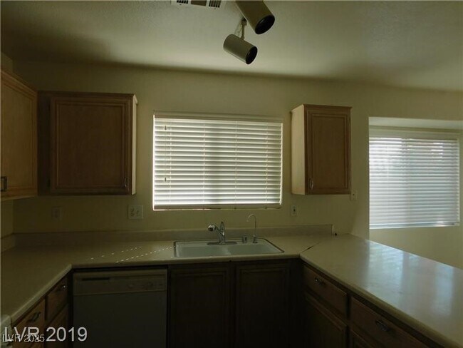 Building Photo - 628 Rolling Valley Way