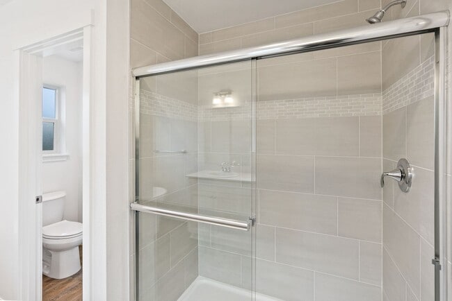 Building Photo - 4 bedroom home in desirable neighborhood