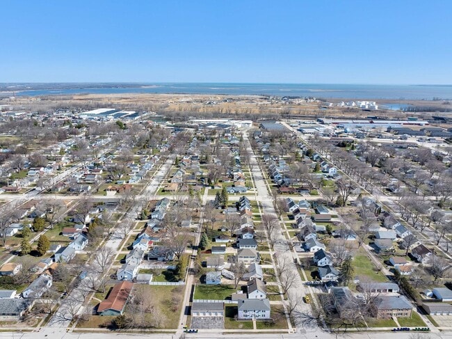 Building Photo - Charming 1-Bedroom Lower Apartment — West Side Green Bay