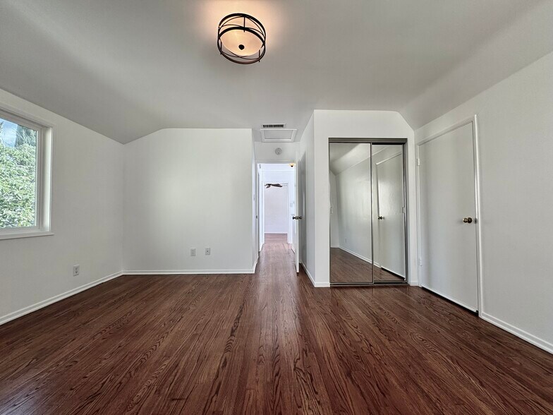 m bed 2 - 4918 Haskell Ave