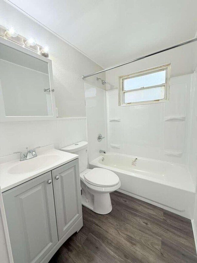 Building Photo - Spacious and beautifully updated 3-bedroom, 1.5-bath