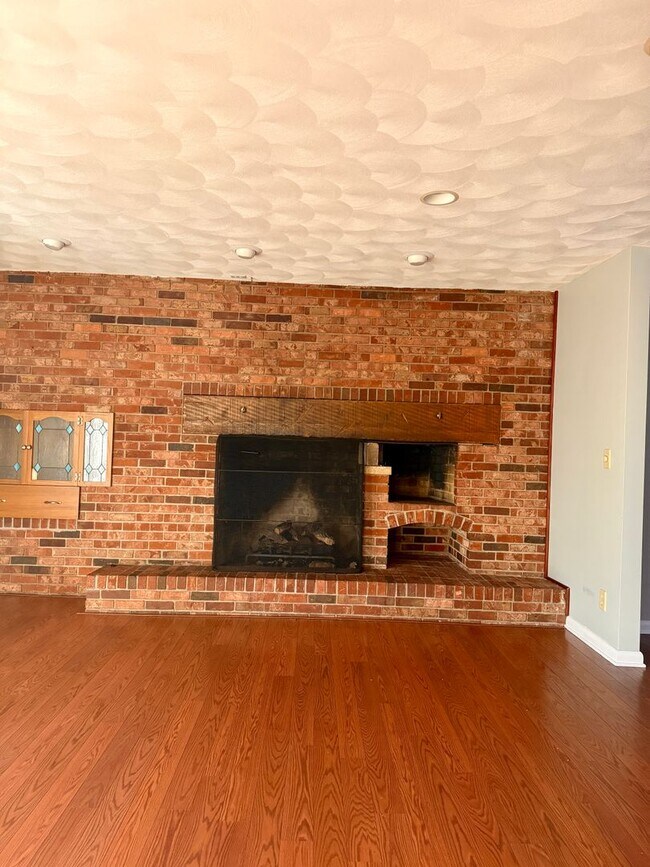 Building Photo - Beverly Manor 946