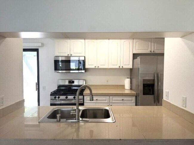 Building Photo - 45 Lakeview Cir