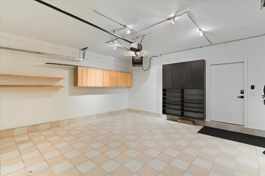 Building Photo - 841 W 14th Pl