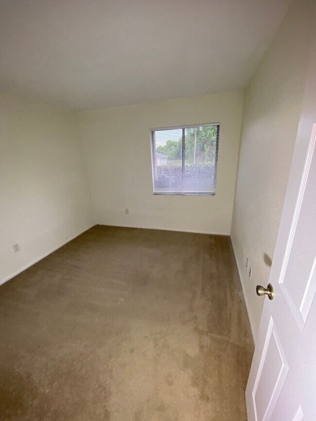 Building Photo - 3/2/2 Deltona available January 5, 2026