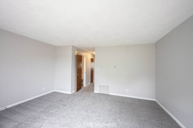 Building Photo - "Charming 2-Bed Townhouse Retreat on Progr...