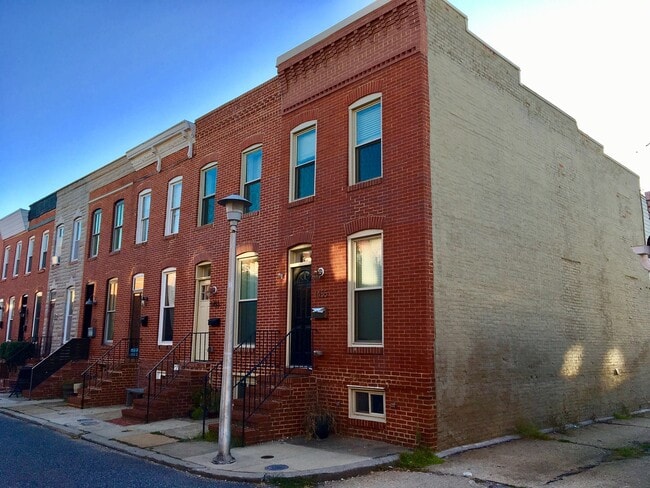 Building Photo - Charming 2 Bedroom/3 Bathroom Townhome w/ Den and In-Unit Laundry in Locust Point, MD! - Parking ...