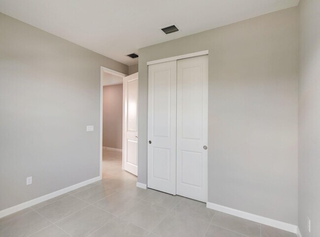 Building Photo - 757 SE Courances Dr