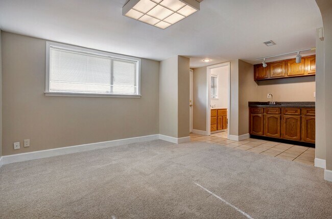 Building Photo - 5bd/2.75ba Shoreline House