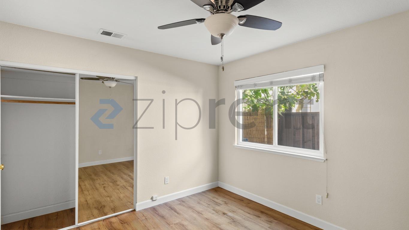 Building Photo - Unit