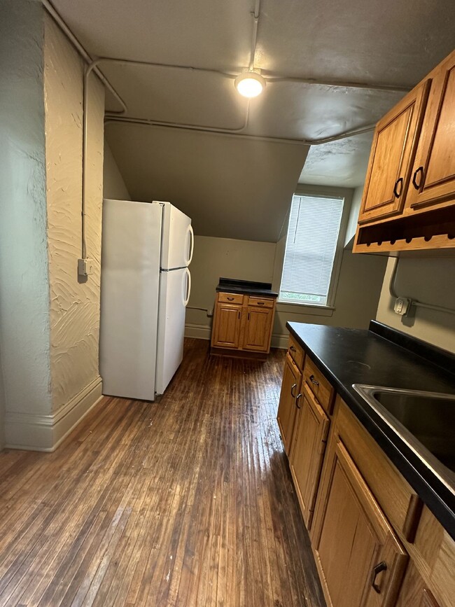 Building Photo - 2 Bed 1 Bath very close to UWEC available June 1st.
