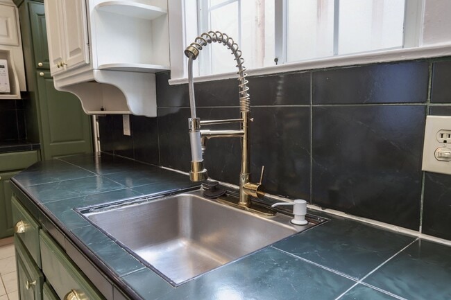 Building Photo - 5 Bed / 2 Bath home in Outer Richmond near...
