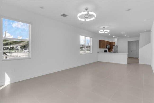 Building Photo - 615 NE 1st Ave