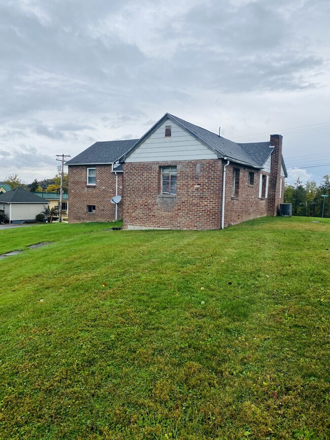 Building Photo - 1393 Saratoga Ave