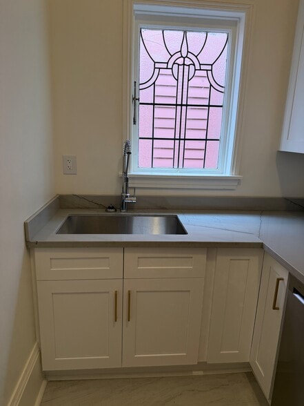 Kitchen - 4223 Prytania St