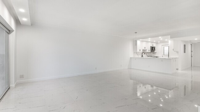 Building Photo - 3000 N Palm Aire Dr