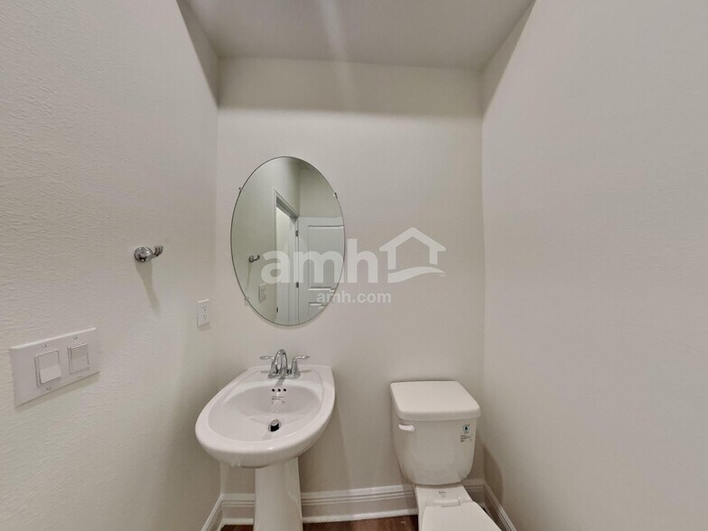 Building Photo - 27165 St Andrews Ave